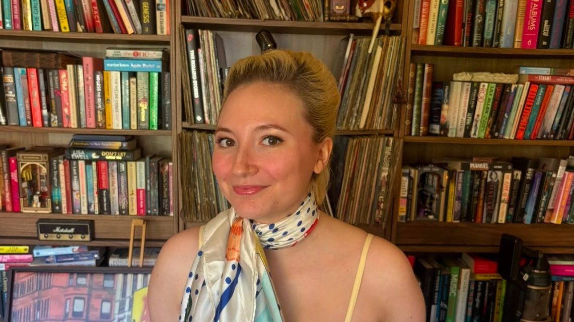 Elise performing a 1960s themed show